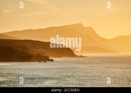 Spiaggia Playa de la Pared con costa rocciosa al tramonto, Fuerteventura, Isole Canarie, Spagna Foto Stock