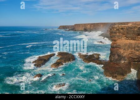 Costa rocciosa con forte surf, scogliere sulla spiaggia di la Huesilla, Fuerteventura, Isole Canarie, Spagna Foto Stock