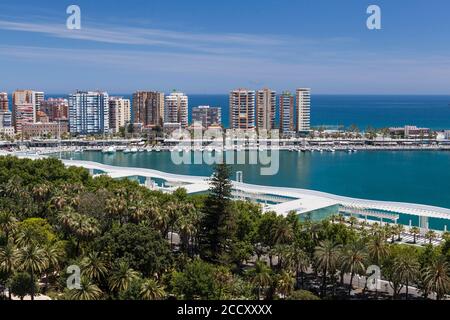Vista sulla città con porto e parchi, Malaga, Spagna Foto Stock