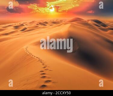 Incredibile alba nel deserto di Gobi. Dune di sabbia di Khongor, provincia di Umnugobi, Mongolia Foto Stock