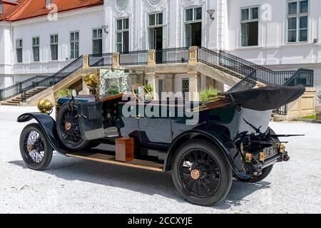 Oldtimer Hispano-Suiza T16, costruito 1917, 4 cilindri, capacità 2950 ccm, potenza 60 cv, max 80 km/h, 4 marce anteriori, 1 retromarcia, vista posteriore sinistra in Foto Stock