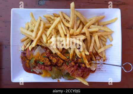 Schaschlick con patatine fritte, servito in una birreria all'aperto in Franconia, Baviera, Germania Foto Stock