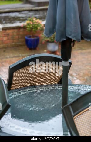 Northampton, Regno Unito, Meteo. 25 agosto 2020. Si prevede che la forte pioggia notturna prosegua fino al primo pomeriggio, con vista dalla finestra. Credit: Keith J Smith./Alamy Live News Foto Stock