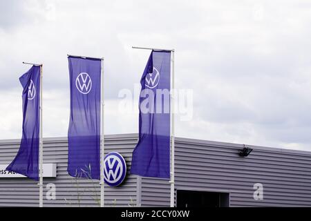 Bordeaux , Aquitaine / Francia - 08 16 2020 : vw volkswagen nuovo segno e logo auto sulla bandiera anteriore del negozio di automobili concessionario Foto Stock