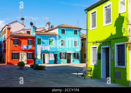 Facciate colorate di case a Burano, Isola di Burano, Venezia, Veneto, Italia Foto Stock