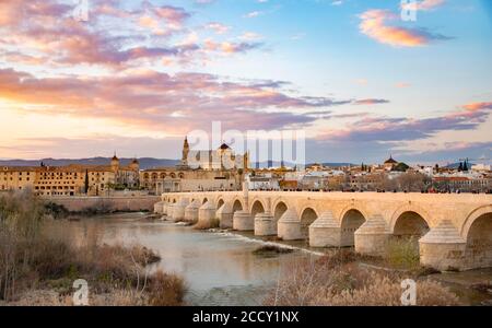 Tramonto, Puente Romano, ponte romano su Rio Guadalquivir, dietro Mezquita, Catedral de Cordoba, Cordoba, Andalusia, Spagna Foto Stock