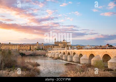 Tramonto, Puente Romano, ponte romano su Rio Guadalquivir, dietro Mezquita, Catedral de Cordoba, Cordoba, Andalusia, Spagna Foto Stock