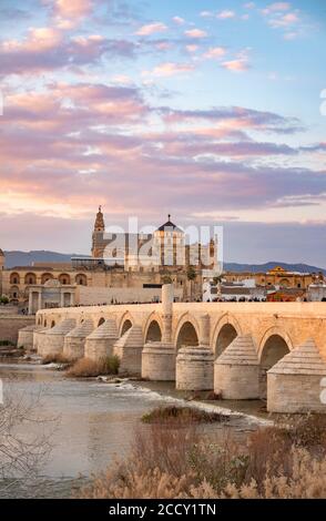 Tramonto, Puente Romano, ponte romano su Rio Guadalquivir, dietro Mezquita, Catedral de Cordoba, Cordoba, Andalusia, Spagna Foto Stock