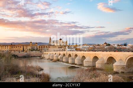 Tramonto, Puente Romano, ponte romano su Rio Guadalquivir, dietro Mezquita, Catedral de Cordoba, Cordoba, Andalusia, Spagna Foto Stock