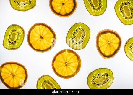 Arancio e kiwi a fette, sfondo bianco, fotografia alimentare Foto Stock