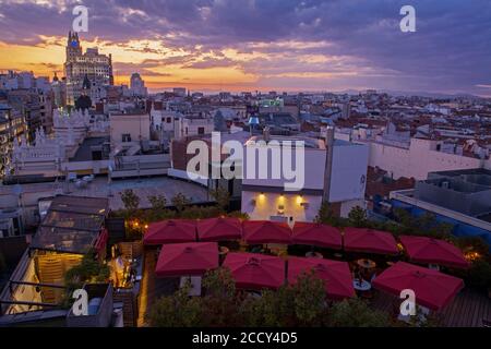 I clienti godono della splendida posizione della terrazza del Principal Hotel in Gran Via Avenue, Madrid Foto Stock