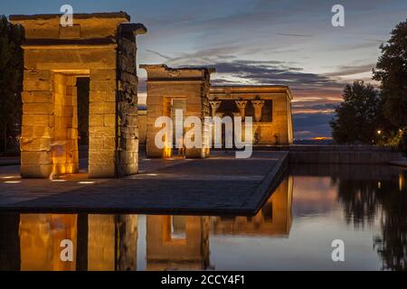 Tempio di Debod al tramonto, Madrid, Spagna Foto Stock