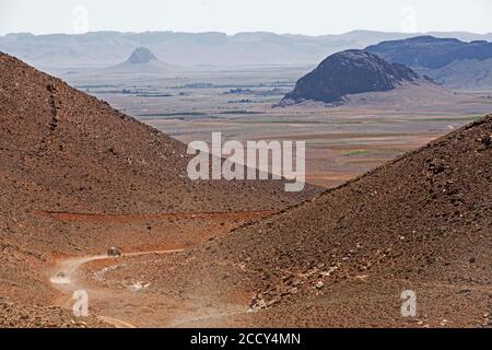 Veicolo fuoristrada sulla strada per le montagne Jbel Ban nell'altopiano dell'Anti-Atlante, Marocco Foto Stock