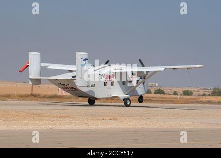Breve aereo SC-7 Skyvan 3-100 al decollo con un gruppo di ponticelli a bordo. Fotografato in un centro Skydive in Israele Foto Stock
