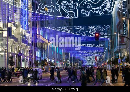 Pedoni a la Gran Via con luci di Natale, Madrid, Spagna Foto Stock