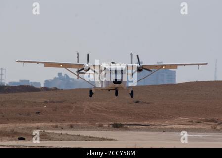 Breve aereo SC-7 Skyvan 3-100 al decollo con un gruppo di ponticelli a bordo. Fotografato in un centro Skydive in Israele Foto Stock