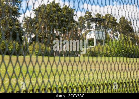 Recinzione di confine originale della DDR dagli anni '70, vista attraverso la recinzione di confine della DDR verso la torre di guardia americana sul territorio occidentale, Point Alpha Memorial, Rasdorf, Assia Foto Stock