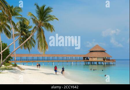 Vista della spiaggia e del molo da ristorante su palafitte in laguna, Filaidhoo, Atollo Rea, Maldive Foto Stock