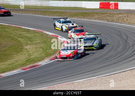 Porsche 911 GT3 R e Mercedes-AMG GT3 in pista, gara di resistenza FIA-GT3, gara di 24 ore, pista Nuerburgring, pista Grand Prix Foto Stock