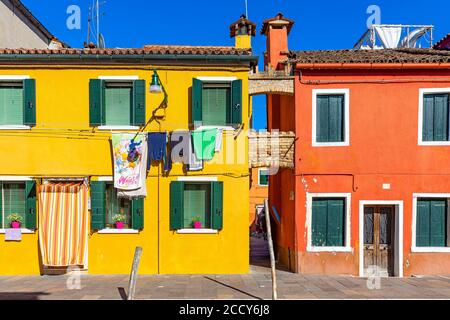 Facciate colorate di case a Burano, Isola di Burano, Venezia, Veneto, Italia Foto Stock