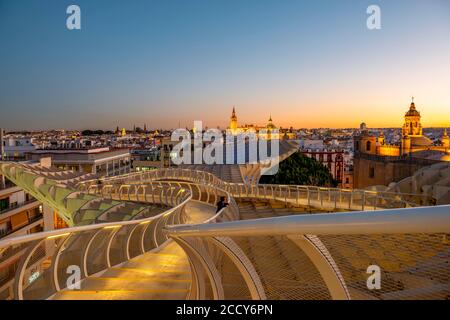 Vista su Siviglia da Metropol Parasol al tramonto, costruzione in legno curvo, Cattedrale di Siviglia con la torre la Giralda, Iglesia del Salvador e. Foto Stock