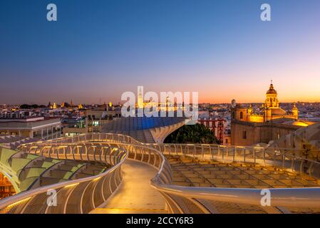 Vista su Siviglia da Metropol Parasol al tramonto, costruzione in legno curvo, Cattedrale di Siviglia con la torre la Giralda, Iglesia del Salvador e. Foto Stock