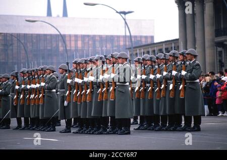 Cambio della guardia di fronte al Neue Wache di Schinkel, poco dopo la caduta del muro, 1990, Berlino, Germania Foto Stock