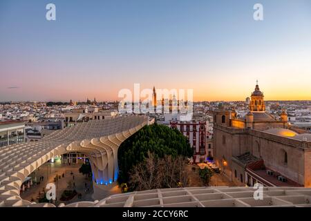 Vista su Siviglia da Metropol Parasol al tramonto, costruzione in legno curvo, Cattedrale di Siviglia con la torre la Giralda, Iglesia del Salvador e. Foto Stock