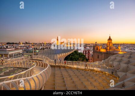 Vista su Siviglia da Metropol Parasol al tramonto, costruzione in legno curvo, Cattedrale di Siviglia con la torre la Giralda, Iglesia del Salvador e. Foto Stock