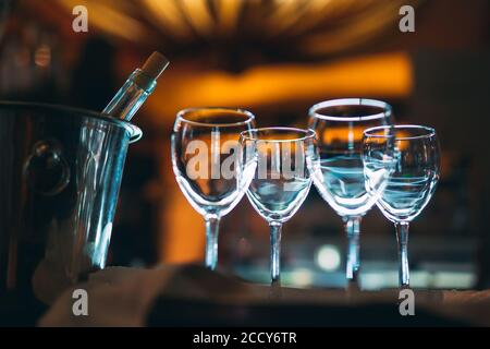 Bicchieri di vino vuoti sul bancone. Foto Stock