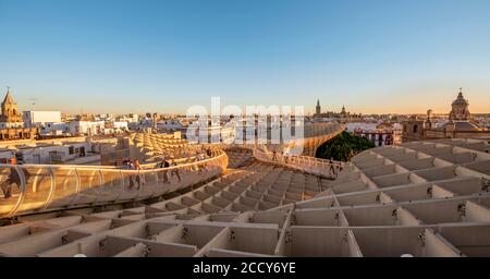 Vista su Siviglia alla luce della sera, Cattedrale di Siviglia con la torre la Giralda, Iglesia del Salvador e Iglesia de la Anunziacion, Las Setas Foto Stock