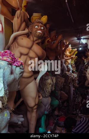 Scultori che fanno idolo della Dea Durga a kolkata Foto Stock