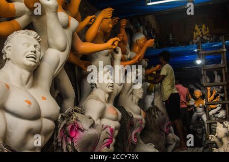 Scultori che fanno idolo della Dea Durga a kolkata Foto Stock