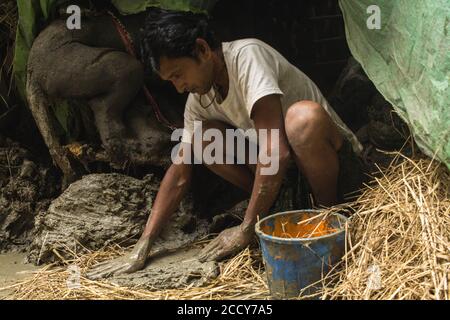 Scultori che fanno idolo della Dea Durga a kolkata Foto Stock