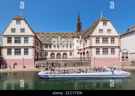 Escursioni in barca sul Ill di fronte al museo storico, la cattedrale dietro, Strasburgo, Alsazia, Francia Foto Stock