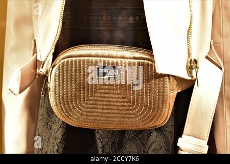 BORSA IN MOSTRA ALLA TRUSSARDI BOUTIQUE IN VIA BORGOGNA Foto Stock