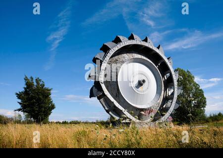 Ruota per escavatore a pale SRS 6300 dell'escavatore a pale SRS 6300 sul lago Schladitzer, ex miniera di lignite a cielo aperto, Schladitz Foto Stock