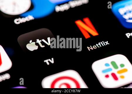 Netflix e Apple TV, streaming video, icone delle app sul display di un telefono cellulare, iPhone, smartphone, primo piano, schermo intero Foto Stock