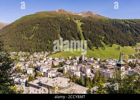 Vista sulla città di fronte a Jakobshorn, Davos, Graubuenden, Svizzera Foto Stock