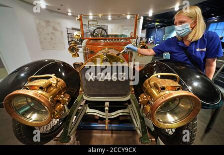 Jill Lancaster pulisce un'auto Armstrong Whitworth del 1911 presso il museo Discovery di Newcastle che aprirà il 1 settembre dopo essere stato chiuso dal 18 marzo a causa di Coronavirus. Foto Stock