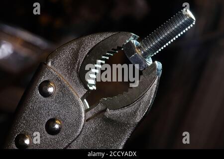 Utensile di presa da officina utilizzato per il fissaggio di bulloni in acciaio inossidabile. Foto Stock