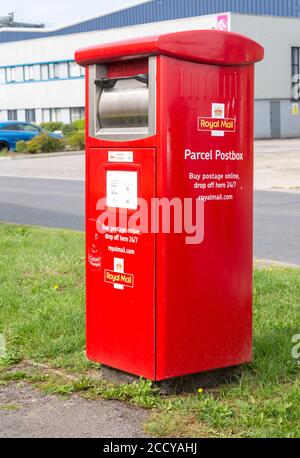 Scatola di consegna Red Parcel Postbox, Porte Marsh Industrial Estate, Calne, Wiltshire, Inghilterra, Regno Unito Foto Stock