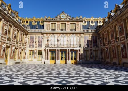 Il cortile in marmo del Palazzo di Versailles, Francia Foto Stock
