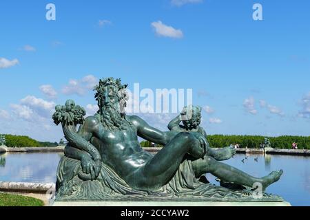 Statua di bronzo la Loire di fronte al Palazzo di Versailles - Francia Foto Stock