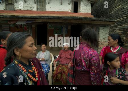 Le donne che abitano un villaggio si preparano per un incontro con i visitatori al villaggio di Sidhane nella regione montana di Panchase, Kaski, Gandaki Pradesh, Nepal. Foto Stock