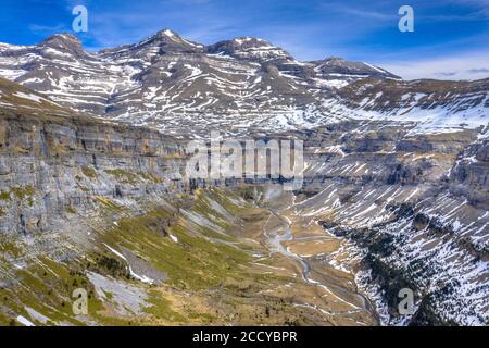 Vista aerea del famoso canyon di Ordesa nei Pirenei spagnoli. Huesca, Aragona, Spagna. Foto Stock