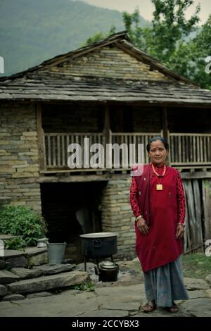 Ritratto di una donna, abitante del villaggio di Sidhane nella regione montana di Panchase, Kaski, Gandaki Pradesh, Nepal. Foto Stock