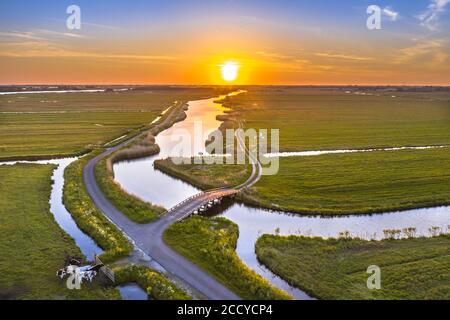 Wooden vehicle bridge in agricultural landscape near Jisp, Noord Holland, The Netherlands. Foto Stock