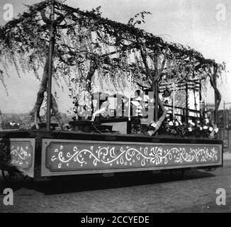 Galleggiante giapponese decorato con Wisteria, Golden Potlatch parade, Seattle, 17-22 luglio 1911 (KIEHL 346). Foto Stock