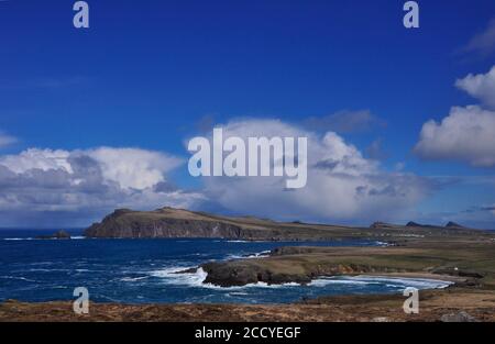Vista da Clogher direzione Sybil Head sulla costa Percorso verso le tre Sorelle con un oceano Atlantico instabile Colpire le rocce e Clogher bea Foto Stock